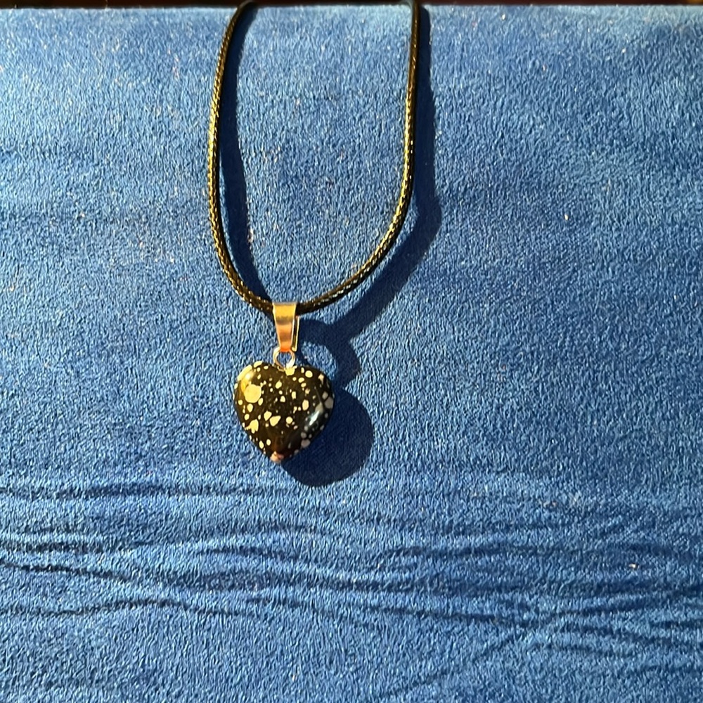 Black and cream speckled hart pendant‎ necklace.